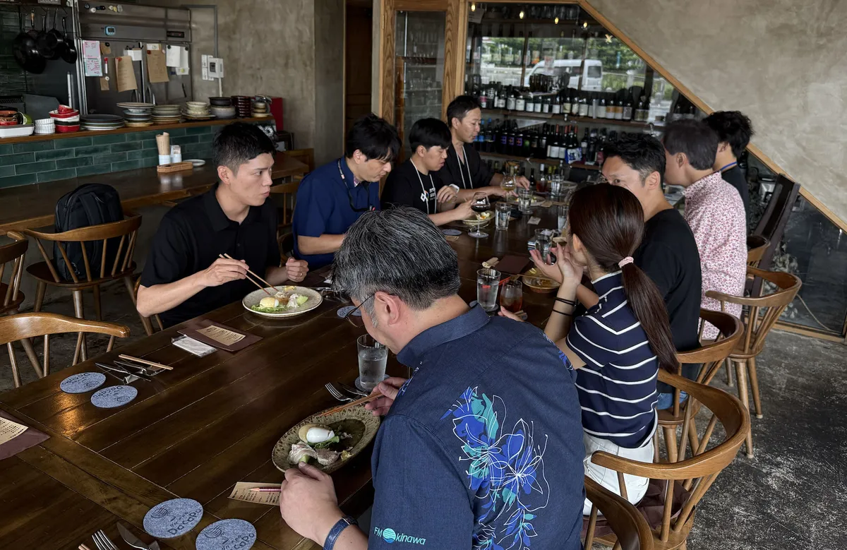 料理を囲んで歓談する参加者