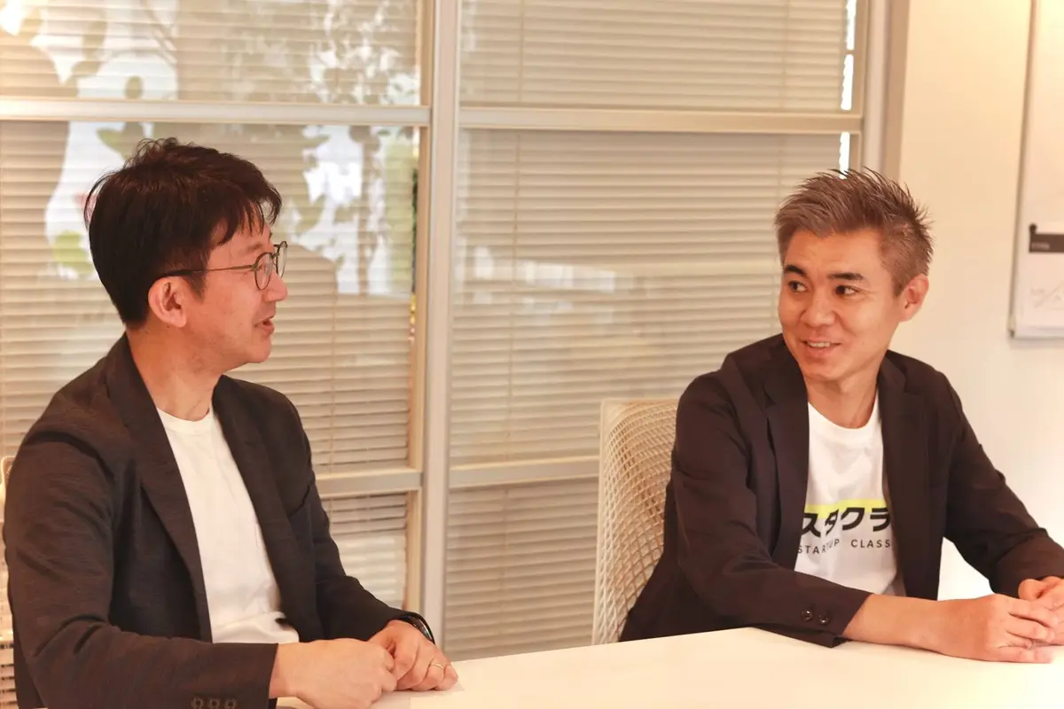 対談するQubitcore代表取締役CEOの綿貫竜太氏（左）とスタクラ代表の藤岡清高（右）