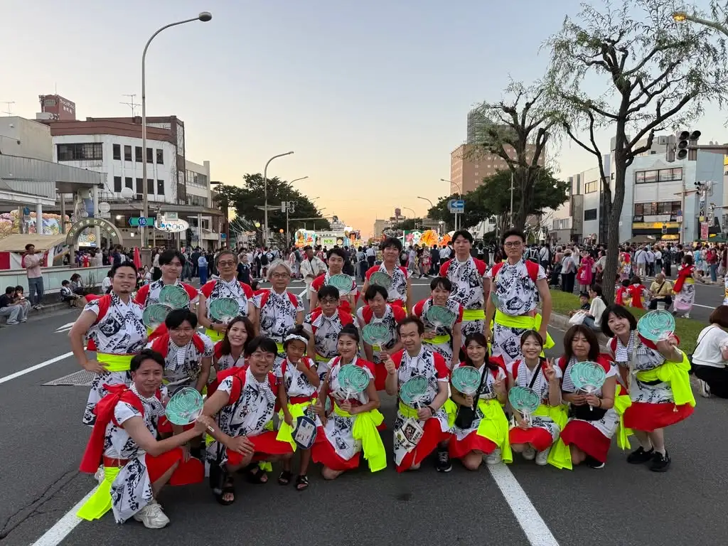 ねぶた祭りに参加したLightblueのメンバーとお客様