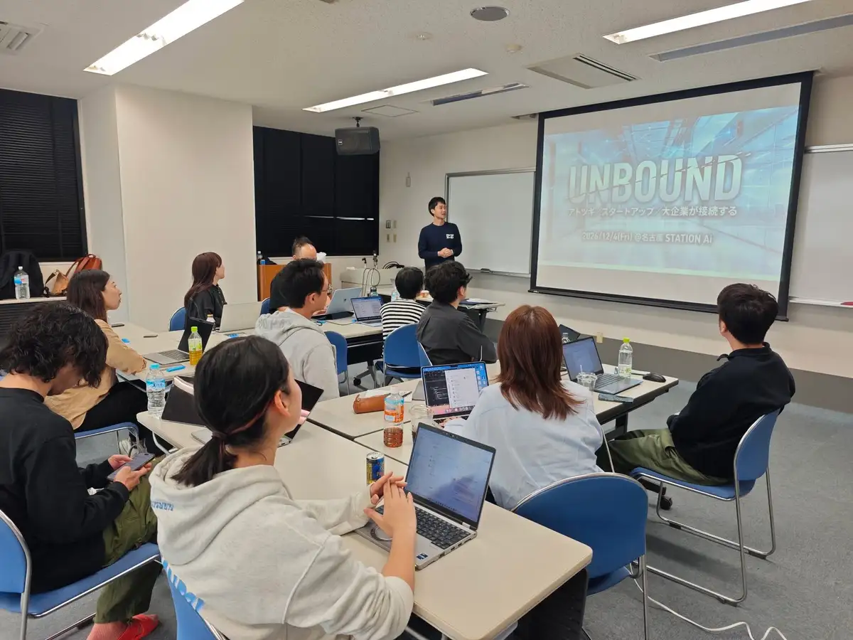 社員が集まるワーケーション合宿の様子
