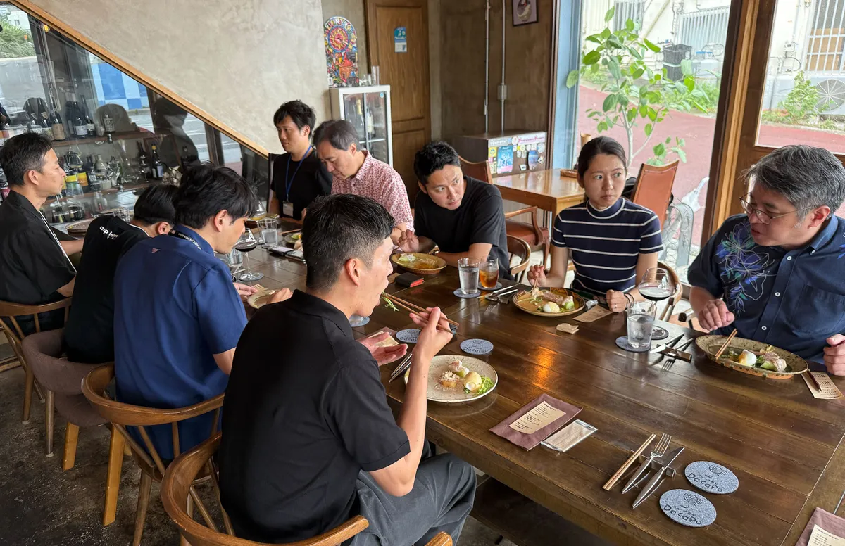 ランチ交流会でテーブルを囲む参加者