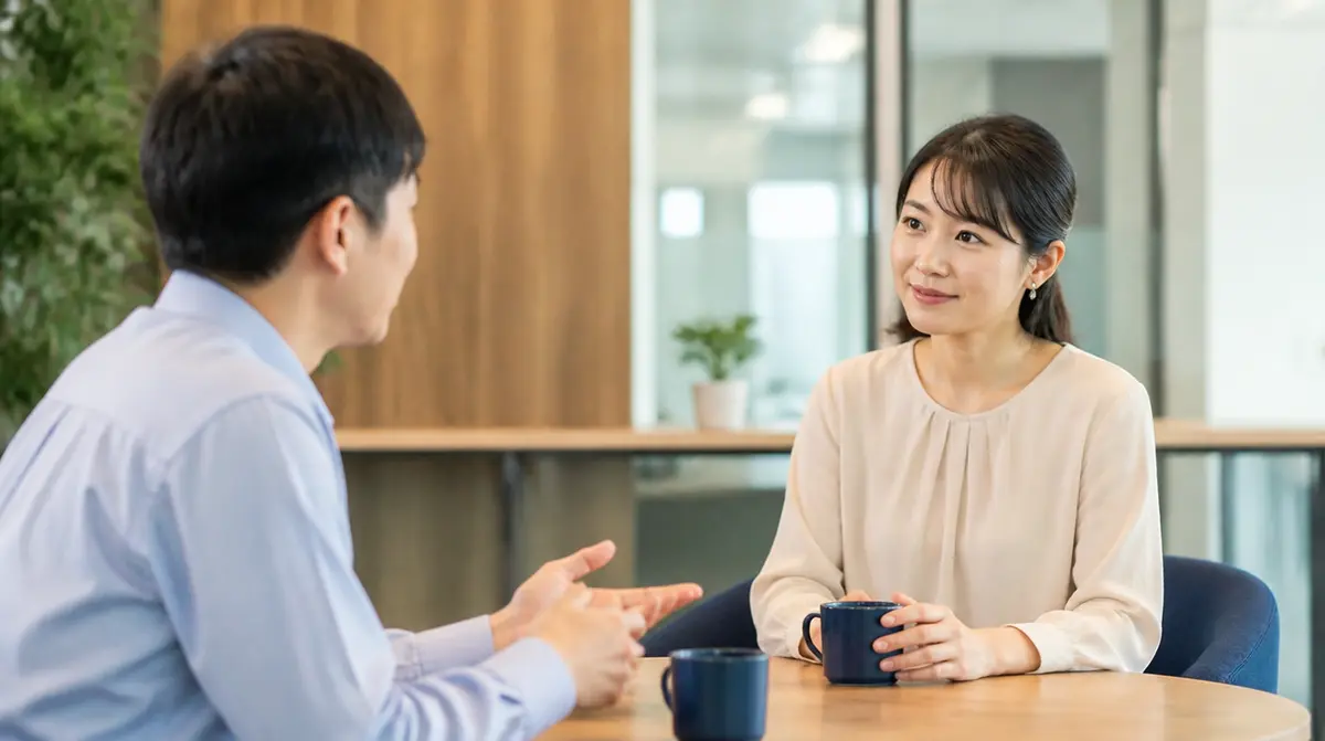 同僚と打ち合わせをしながら話を聞いている場面