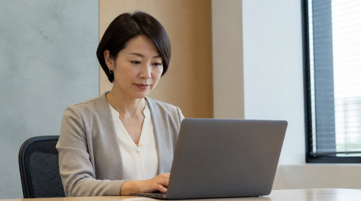 推薦者がパソコンで質問に答えている場面