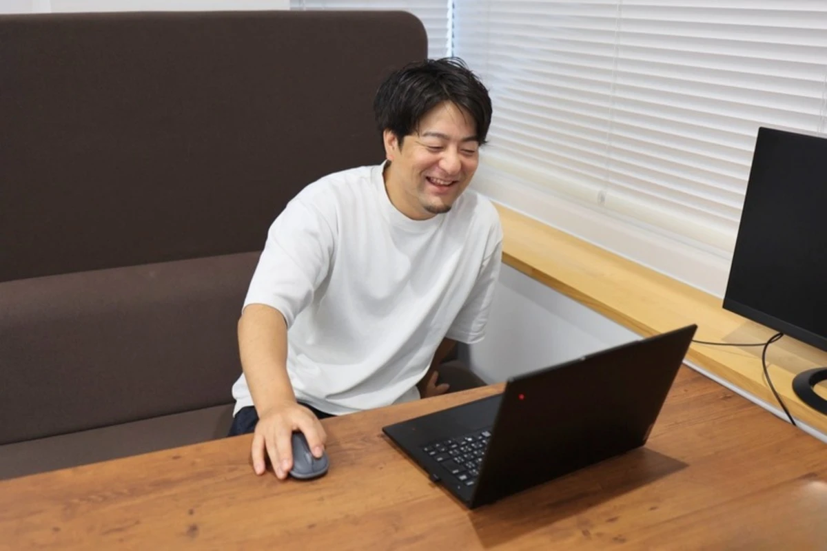 PCを操作する川俣氏