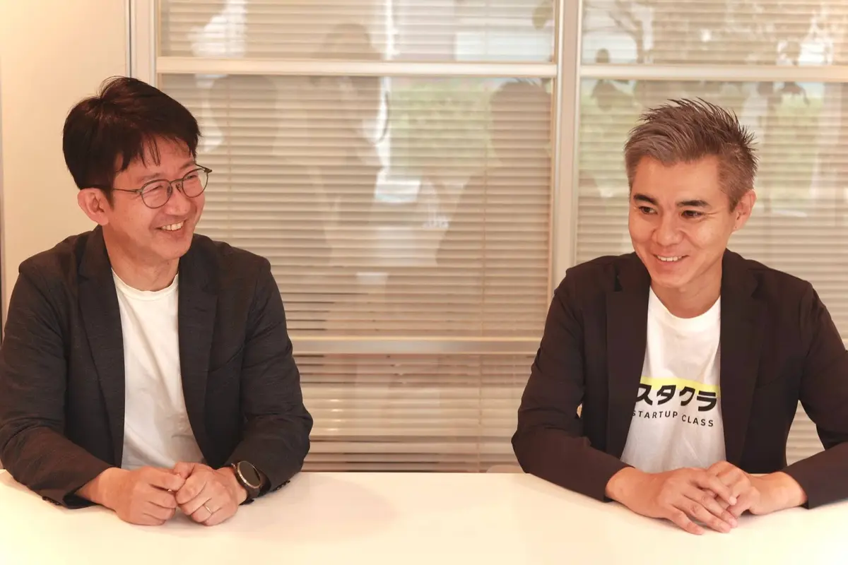 対談するQubitcore代表取締役CEOの綿貫竜太氏（左）とスタクラ代表の藤岡清高（右）
