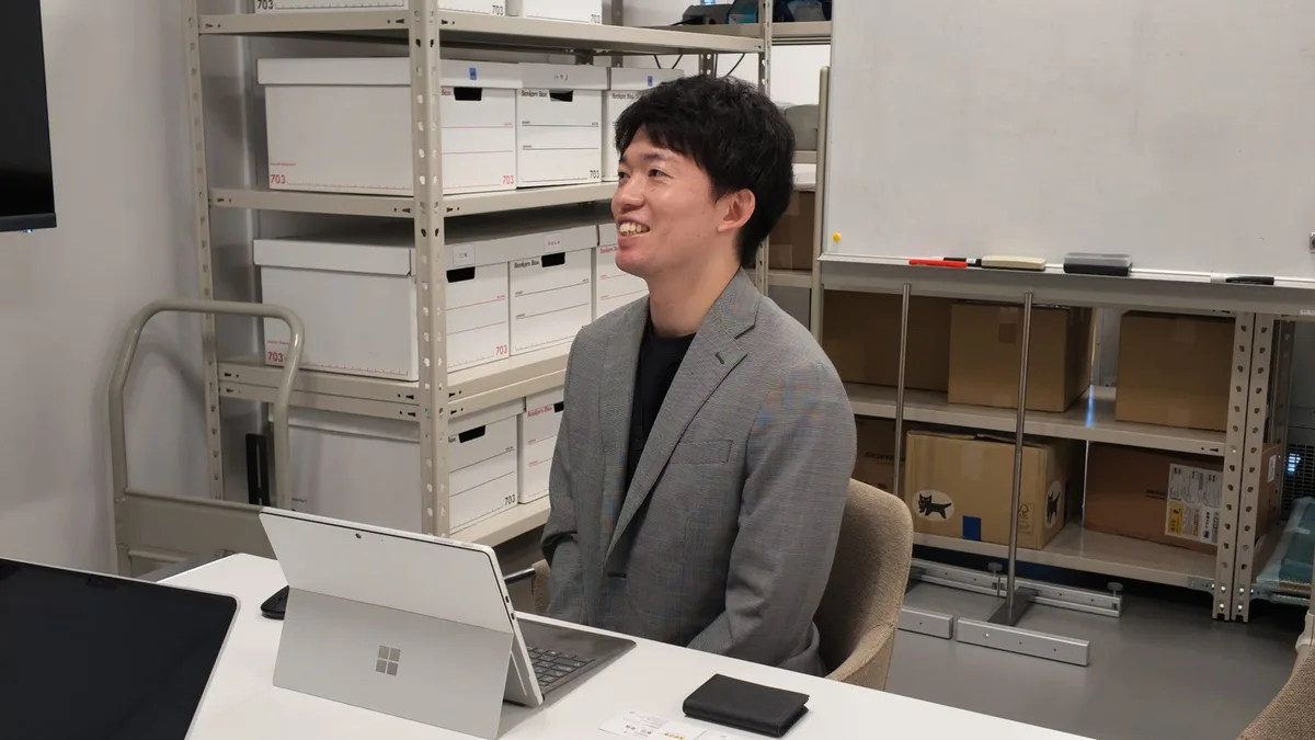 オフィスで語る牧野さん