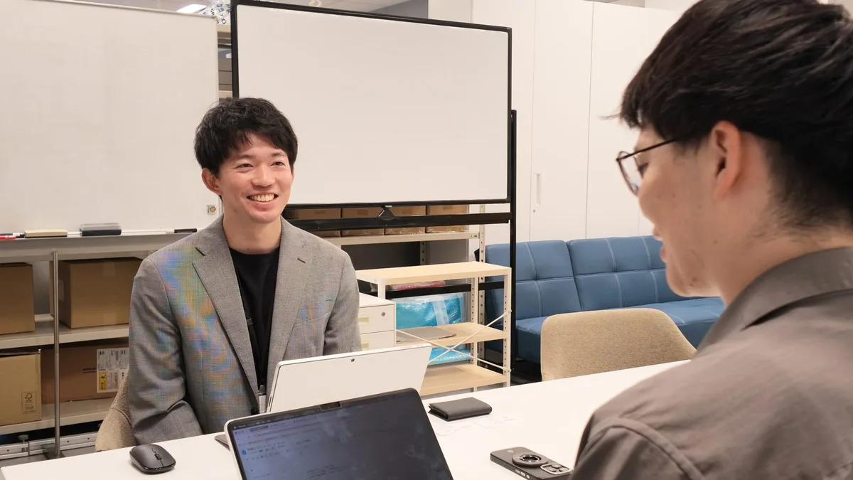インタビューに答える牧野さん