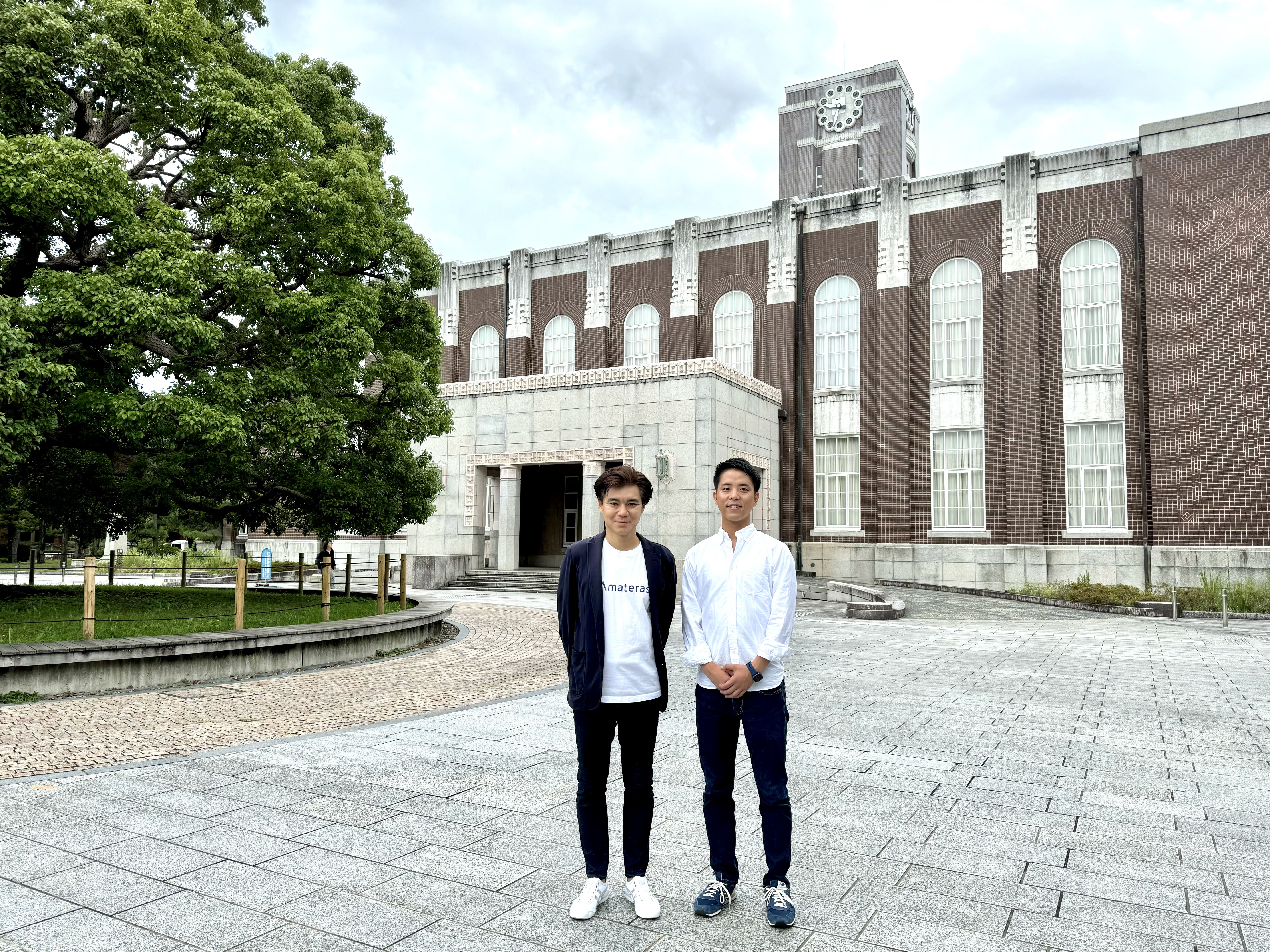 京都大学国際科学イノベーション棟前にて。インタビュアーの藤岡（左側）と中小司氏（右側）