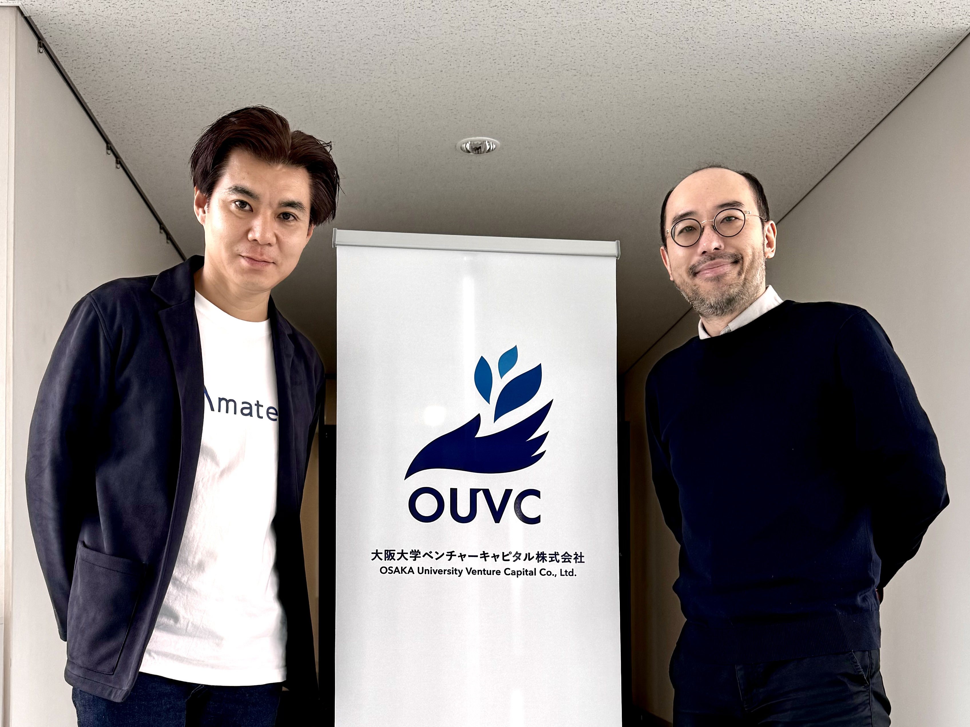 インタビューはOUVCオフィスで行われた。魚谷氏 (右側) と、インタビュアーの弊社藤岡 (左側)