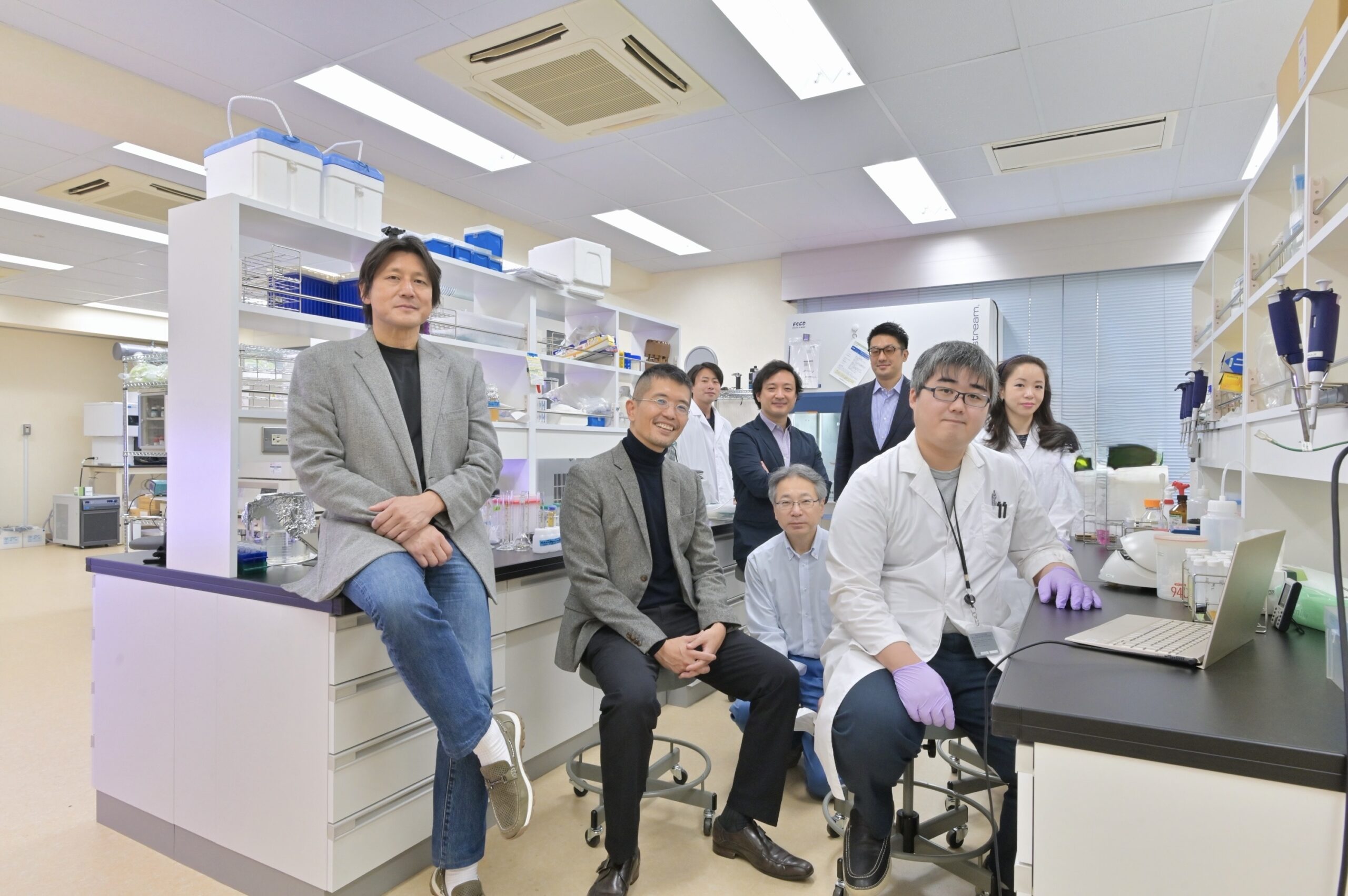 ガルデリア社鶴見ラボにて、役員・研究者とともに