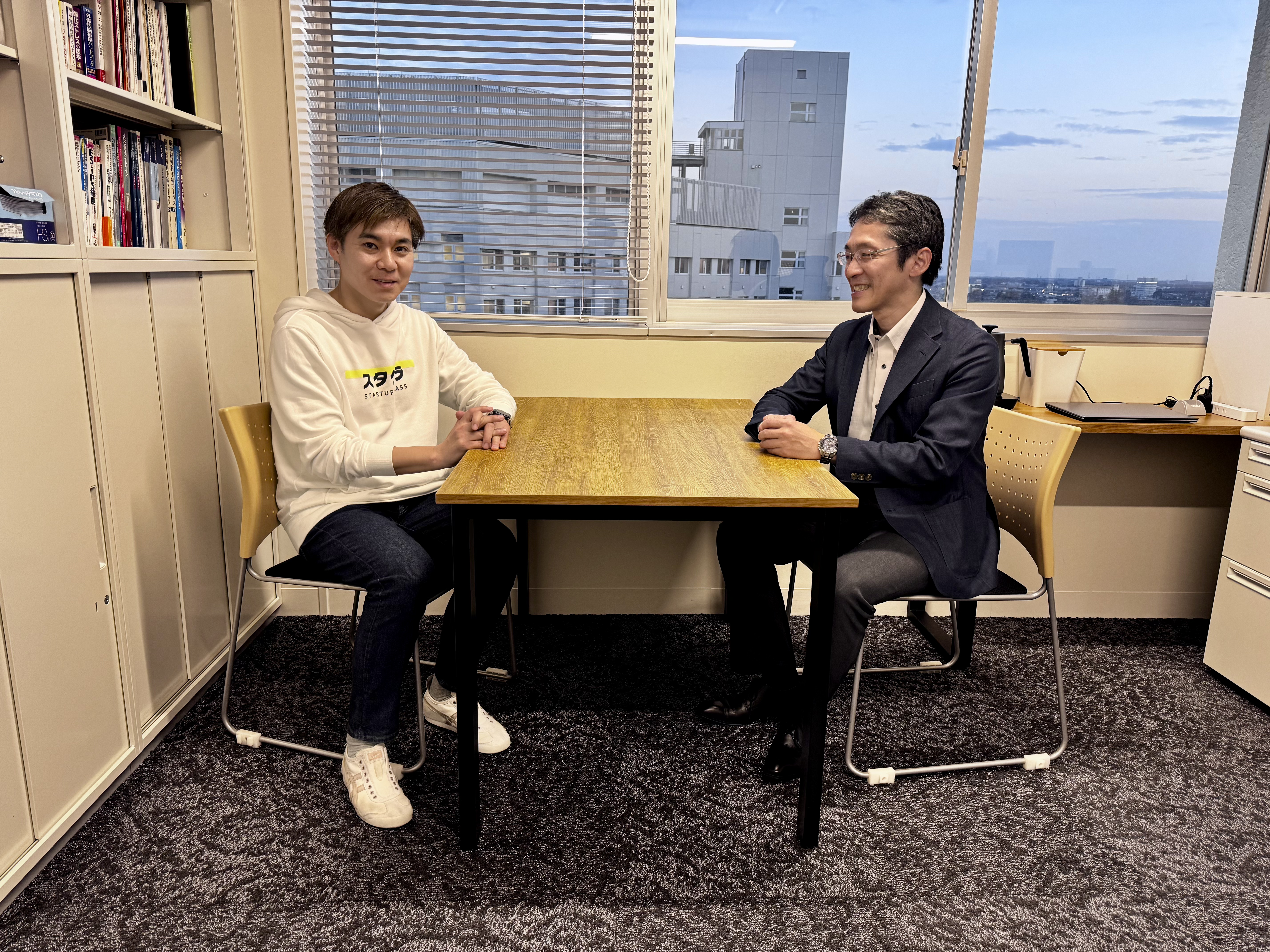 インタビューはCrestecBio社で行った。丸島氏(右側)とインタビュアーの藤岡(左側)