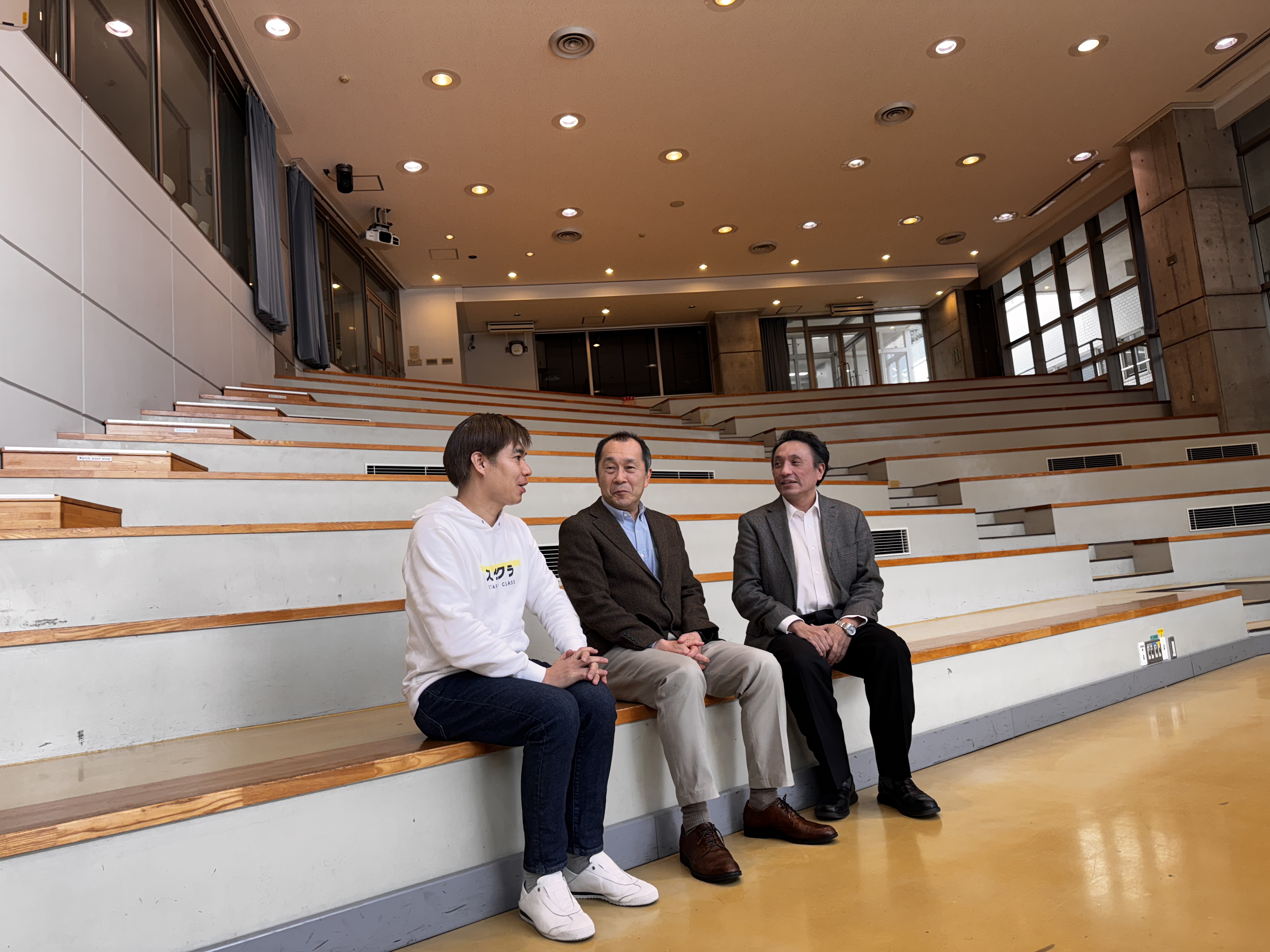 インタビューは横浜国立大学で行った。インタビュアーの藤岡（左）、吉川先生（中央）、真鍋先生（右）。