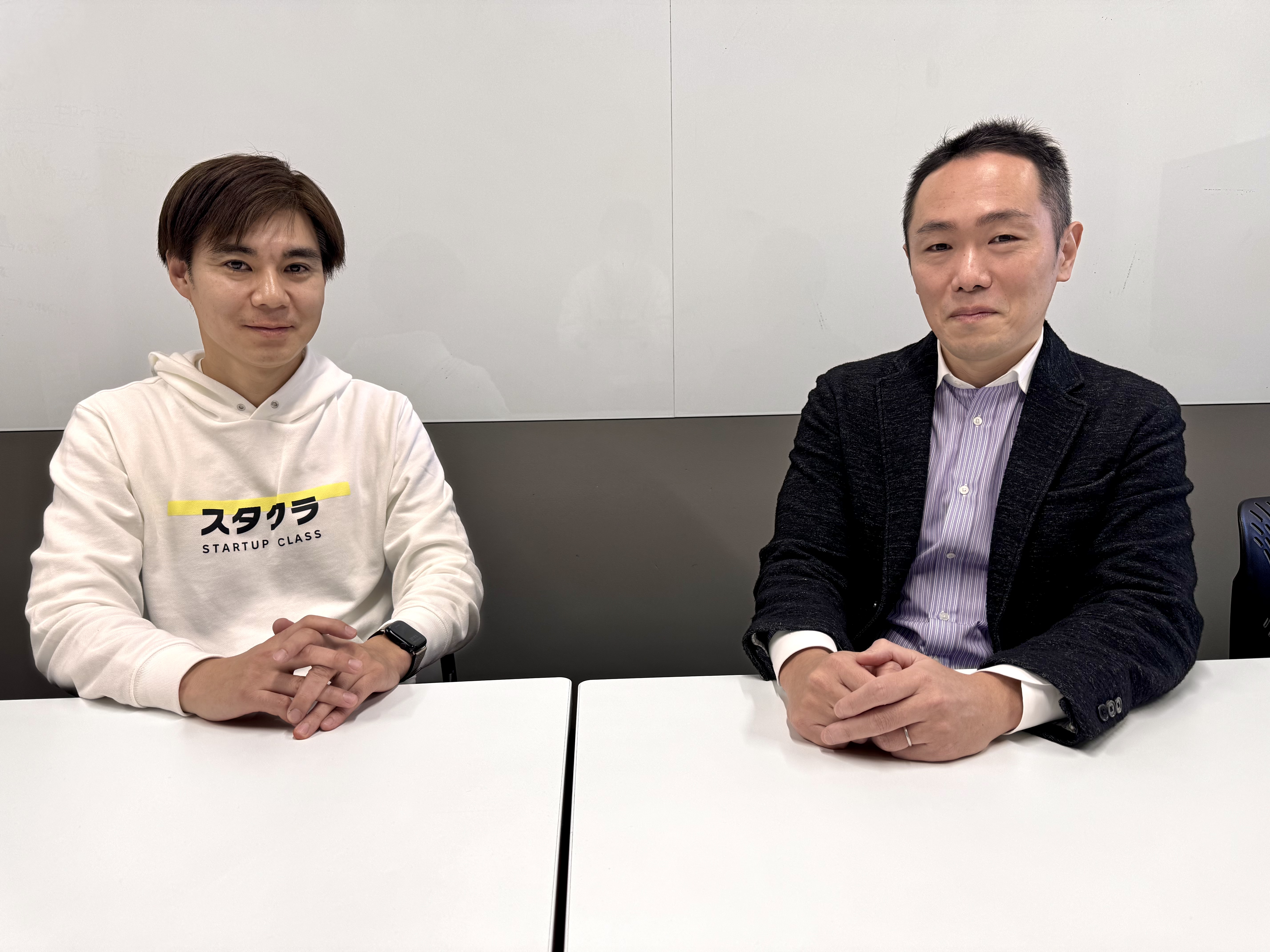 インタビューの様子。荒川氏（右側）とインタビュアーの藤岡（左側）