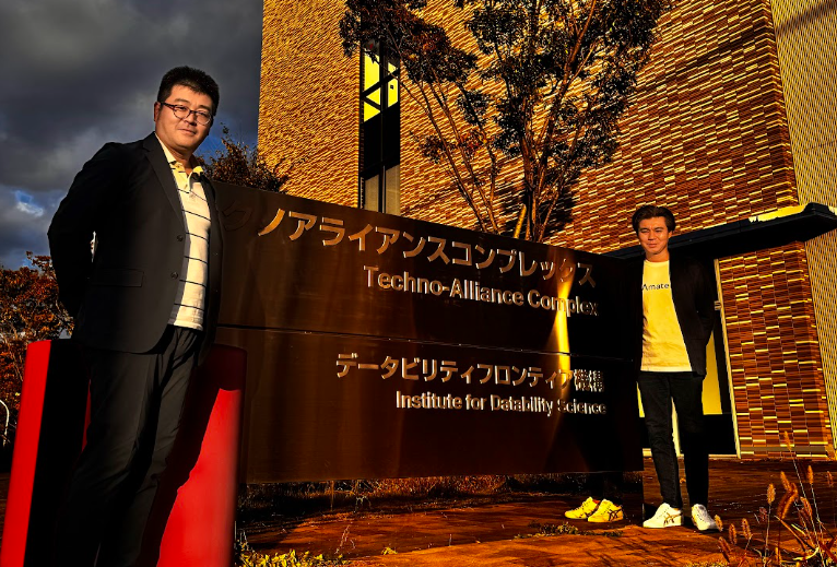 大阪大学吹田キャンパスにあるテクノアライアンスC棟前にて。インタビュアーの藤岡（右側）と田邊氏（左側）
